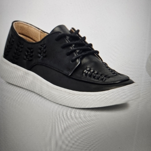 NIB Comfortiva Thayer Apron Toe Sneaker Black w White Sole. 8 & 8.5 - Picture 1 of 8